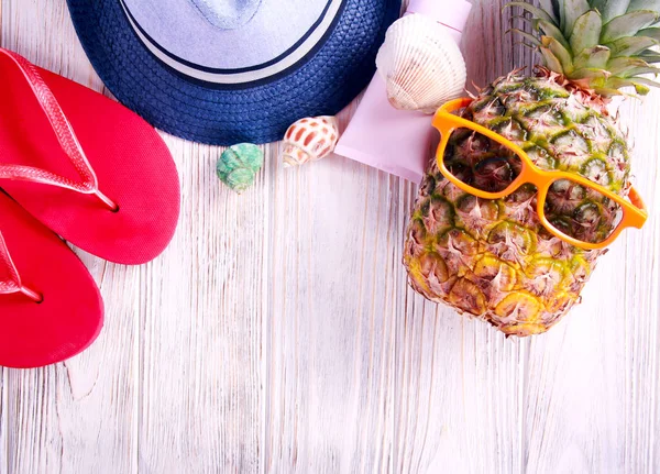 Composición de vacaciones de verano - piña, sombrero, chanclas, sol pro —  Fotos de Stock