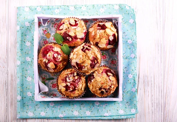 Raspberry low fat muffins with almond topping — Stock Photo, Image