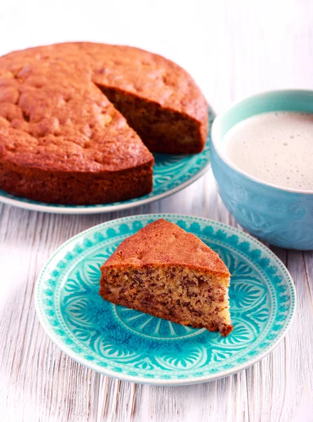 Torta alla banana, tagliata a fette sul piatto — Foto Stock