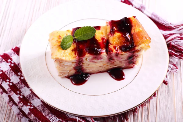 Pannkaka rulle tårta med sylt toppning — Stockfoto