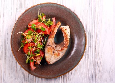 Kızartılmış ortak sazan balığı eti