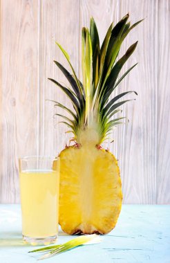 Bir bardakta yarım ve ananas ananas suyu