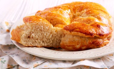 Ev yapımı ekmek rulo, tabağa dilimlenmiş
