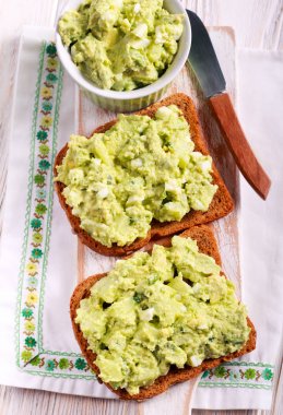 Avokado ve yumurta salatası 