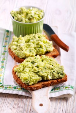 Avokado ve yumurta salatası 