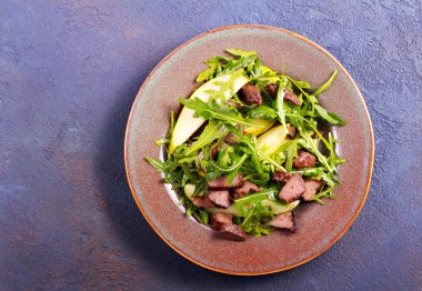 Tavuk karaciğer ve armut salatası 