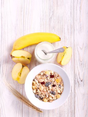 Yoğurt ile meyve müsli 