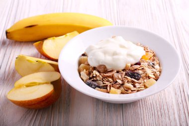 Yoğurt ile meyve müsli 