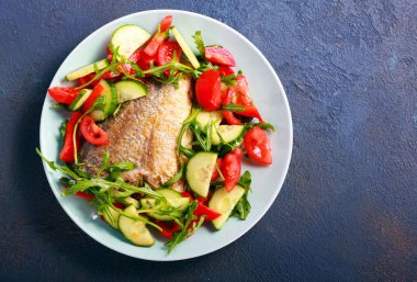 Kızarmış dorado balık ve sebze salatası 