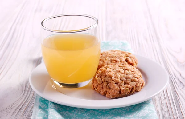 Biscotto di avena e cocco con succo di frutta — Foto Stock