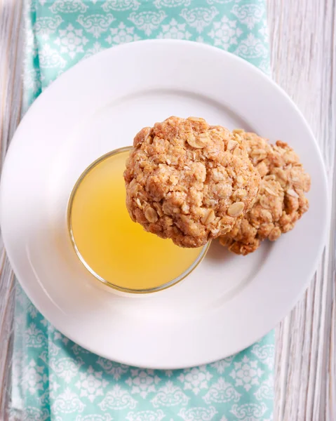 Oat and coconut biscuit with juice — Stock Photo, Image
