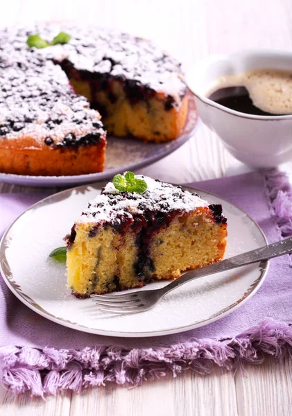 上に砂糖のアイシングとブルーベリーのコーンミール ケーキ — ストック写真
