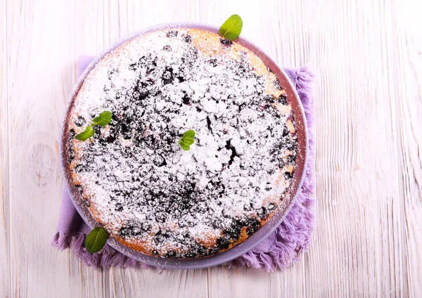 Bolo de milho de mirtilo com açúcar de confeiteiro em cima — Fotografia de Stock