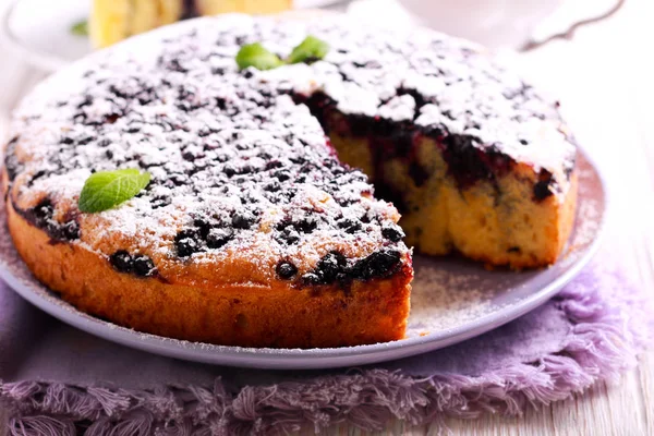 Blueberry majsmjöl kaka med florsocker på toppen — Stockfoto