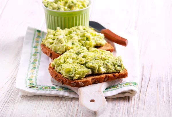 Ensalada de aguacate y huevo —  Fotos de Stock