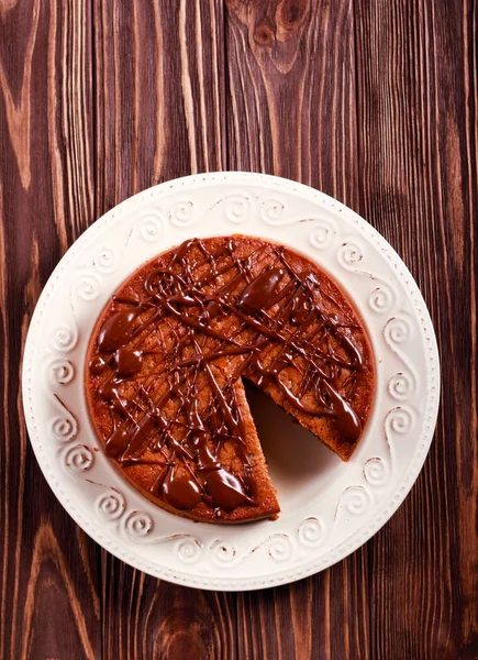 Schokoladenkuchen mit Schokoladennieselregen — Stockfoto