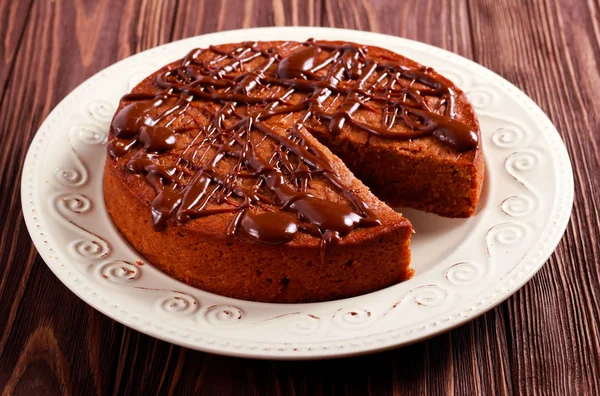 Chocolate cake with chocolate drizzle — Stock Photo, Image