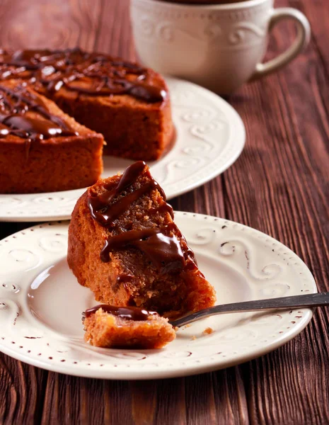 Chokladkaka med choklad duggregn — Stockfoto