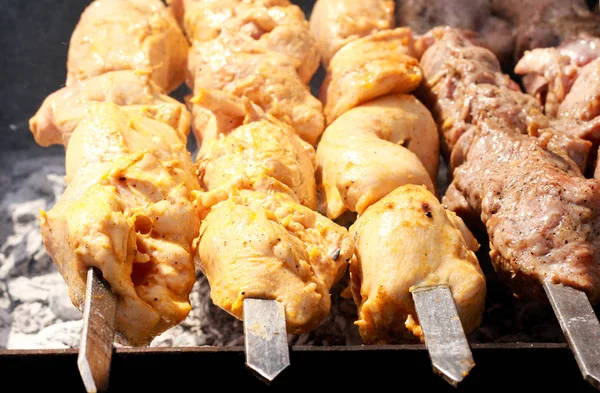 De stukken vlees op stokjes grillen — Stockfoto