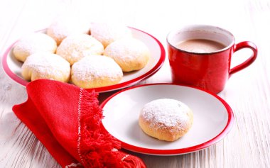 Reçel dolum çörek ile krema şeker kaplı 