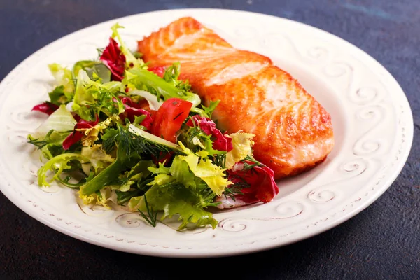 Filé de salmão frito e salada — Fotografia de Stock