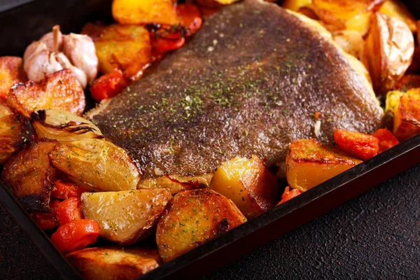Ugnsbakad hälleflundra fisk med grönsaker — Stockfoto