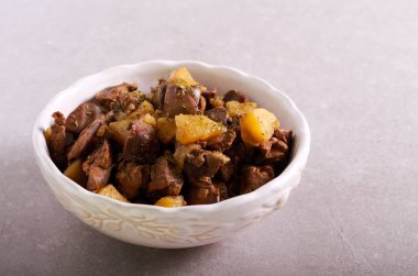 Elmalı tavuk ciğeri