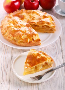 Elmalı turta, dilimlenmiş ve servis edilmiş. 