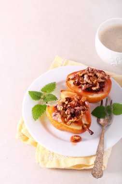 Reçelli ve fındıklı armut. 