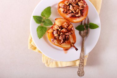 Reçelli ve fındıklı armut. 