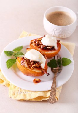 Reçelli ve fındıklı armut. 