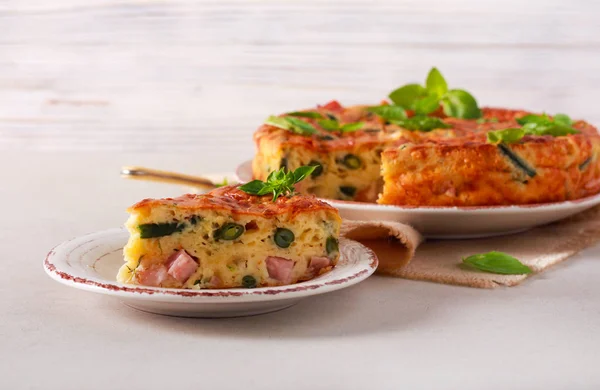 Пирог с ветчиной, сыром и зеленой фасолью — стоковое фото