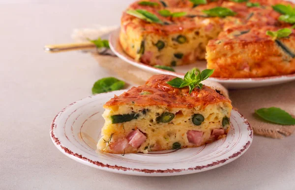 Пирог с ветчиной, сыром и зеленой фасолью — стоковое фото