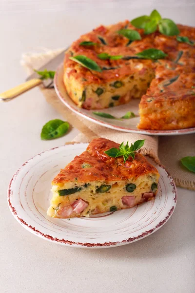 Skinka, ost och gröna bönor quiche — Stockfoto