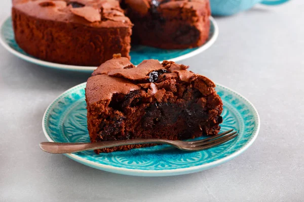 Шоколадний чорний торт, нарізаний — стокове фото