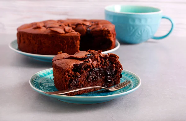 Шоколадний чорний торт, нарізаний — стокове фото