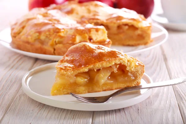 Apple pie, sliced and served — Stock Photo, Image