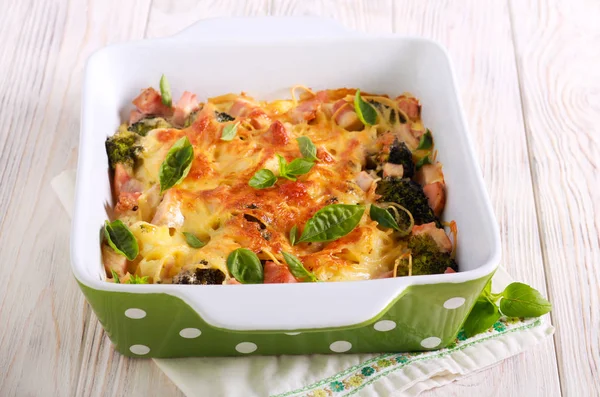 Broccoli, cauliflower, spaghetti and ham bake — Stock Photo, Image