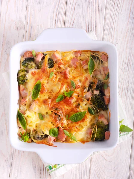 Brócoli, coliflor, espaguetis y jamón hornear — Foto de Stock