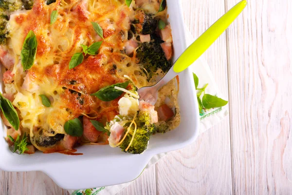 Broccoli, cavolfiore, spaghetti e prosciutto cotto — Foto Stock