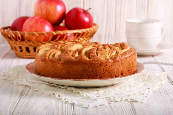 Pastel picante de manzana integral, servido —  Fotos de Stock