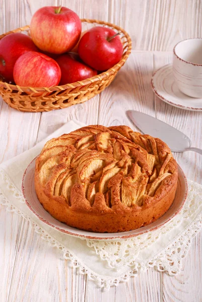 Gâteau épicé aux pommes complet, servi — Photo