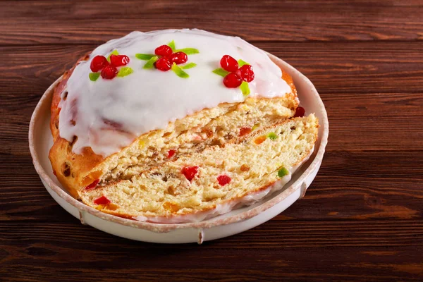 Норвежский рождественский хлеб - джулекаке на тарелке — стоковое фото