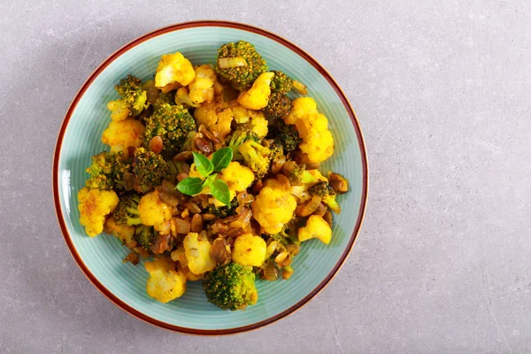 Ensalada picante caliente de brócoli y coliflor — Foto de Stock