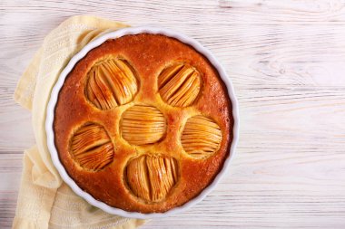 Elmalı pasta, masada servis edilir.,
