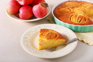 Elmalı pasta, masada servis edilir.