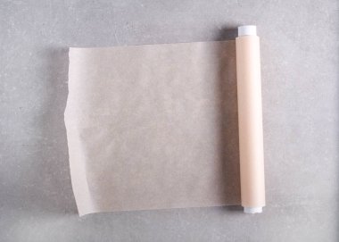 Gri arkaplanda kağıt rulo yapmak