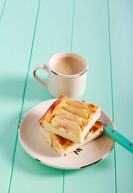 Elma soslu cheesecake servisi. 