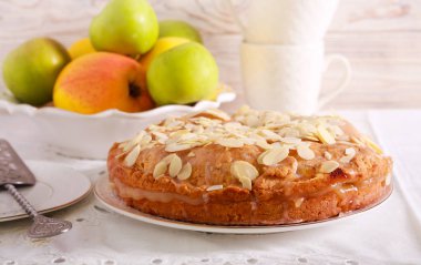 Kremalı ve bademli elmalı turta.