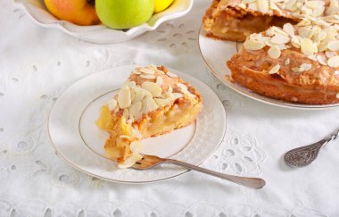 Elmalı turta, krema ve badem soslu. 